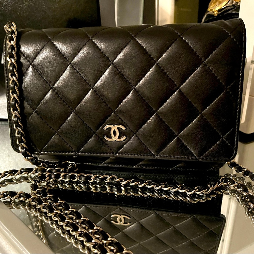 Authentic Chanel Classic Wallet on Chain